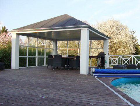 Pergola og overdækket terrasse ved pool - udført af NNT Tømrerfirma